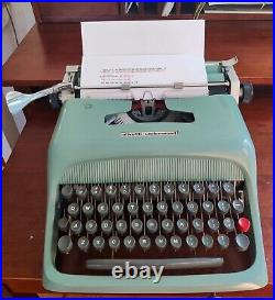 Underwood Olivetti Studio 44 portable typewriter -EXCELLENT CONDITION VIDEO